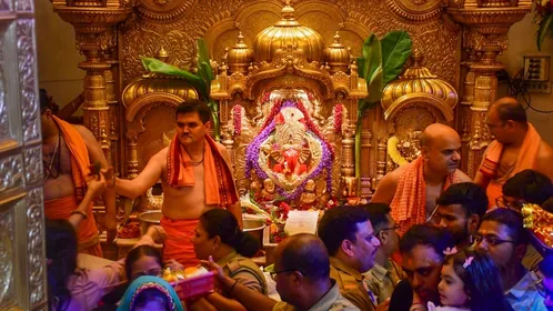 मुंबई: सिद्धिविनायक मंदिर के चढ़ावे में 16% की बढ़ोतरी, इस साल मिले 133  करोड़ रुपये - Mumbai 16 percent increase in offerings to Siddhivinayak  temple received Rs 133 crore ntc - AajTak