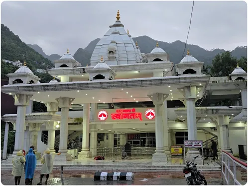 Mata Vaishno Devi Yatra: वैष्णो देवी यात्रा की सभी ऑनलाइन बुकिंग कैंसिल,  कटरा में लगातार खराब मौसम और लैंडस्लाइड - News18 हिंदी