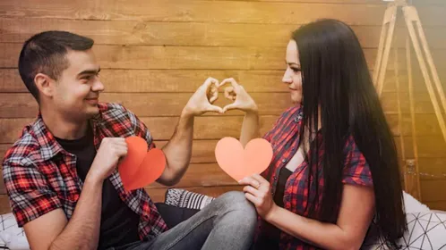 रिलेशनशिप में रहना है हैप्पी तो, कपल्स को जरूर अपना लेनी चाहिए ये आदतें -  things happy couple do daily relationship advice happy couple goals