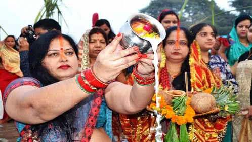 Chhath Puja 2021 : सौभाग्य की कामना लिए डूबते सूर्य को दिया गया अर्घ्य, कल उगते  सूर्य के अर्घ्य से संपन्न होगी छठ पूजा | Know why setting sun will be offer