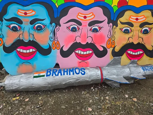 Burning of 101 feet tall Ravana at two places in Ujjain | उज्जैन में दो जगह  101 फीट के रावण का दहन: पहलगाम हमला और ऑपरेशन सिंदूर की झलक, ब्रह्मोस मिसाइल  से