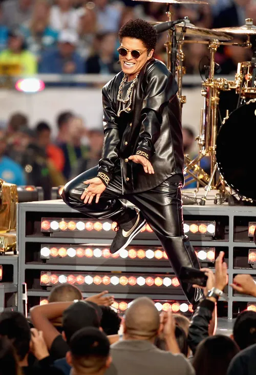 Performance, Music artist, Fashion, Public event, Event, Crowd, Stage, Performing arts, Footwear, Audience, 