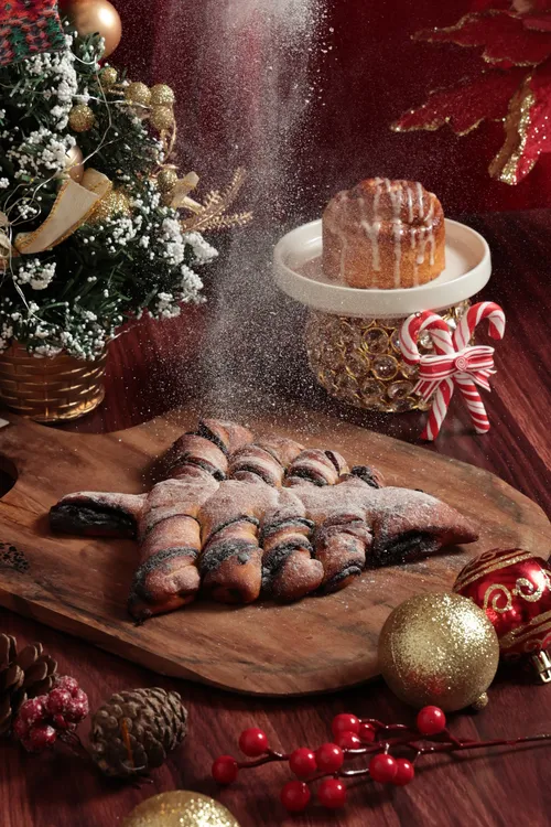 Babka Tree of Joy & Cinnamon Roll pause