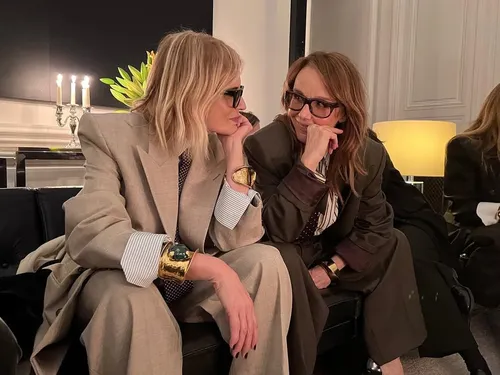 Women being women @ysl@isabellaferrarireal 😘