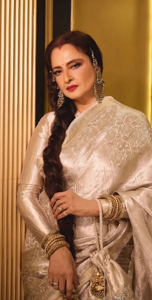 The epitome of grace and timeless elegance. 💫#Rekha is honoured as the Glamour & Style Icon Of  2