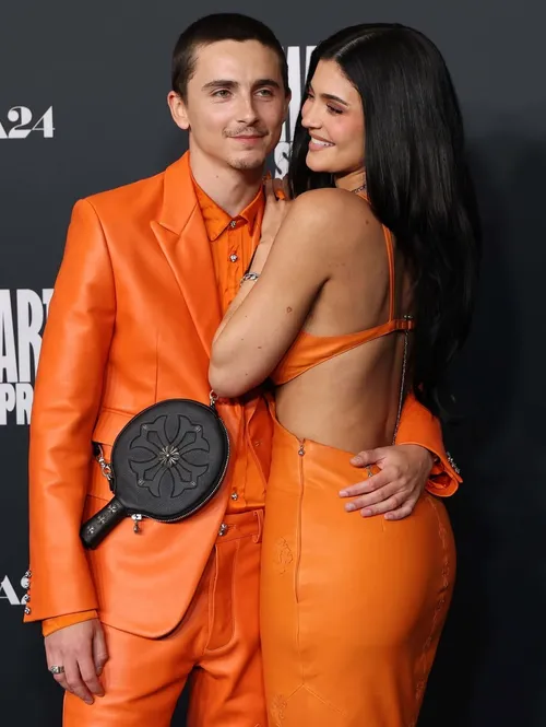 Timothée Chalamet & Kylie Jenner went all orange at the ‘Marty Supreme’ LA premiere 🧡