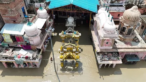 Flood In Up High Alert In Mathura-vrindavan Due To Rising Water Level Of  Yamuna - Amar Ujala Hindi News Live - बाढ़ से हालात बेकाबू:मथुरा-वृंदावन  में हाई अलर्ट...13 गांव बने टापू, हर