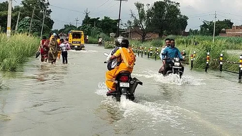 Flood Water Started Flowing On Rajepur-badaun Road Too - Farrukhabad News -  Farrukhabad News:राजेपुर-बदायूंं मार्ग पर भी बहने लगा बाढ़ का पानी