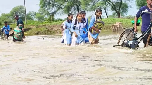 छत्तीसगढ़ में बाढ़ बारिश और लापरवाही, लबालब पुल को पार कर रहे बच्चे, हादसे  को न्यौता