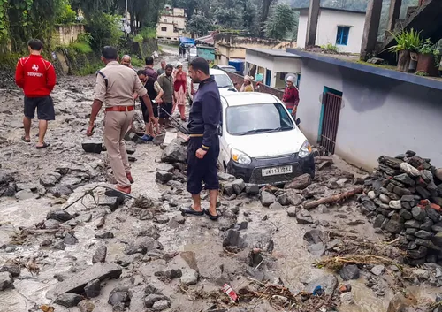 थराली में बरसी बादल से आफत… टूटी सड़कें, बहते मकान और मौत जैसा सन्नाटा,  तस्वीरें देख कांप उठेगी रूह
