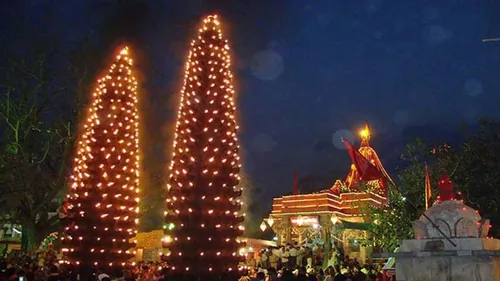 इस देवी मंदिर में है 51 फीट ऊंचे दीप स्तंभ, जान जोखिम में डालकर इन्हें कैसे  जलाते हैं? देखें वीडियो में | Shardiya Navratri 2022 Where Is Harsiddhi  Temple Ujjain Harsiddhi ...