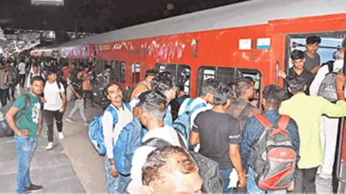 स्टेशन पर ट्रेन आईं फुल, लौटने वालों की उमड़ी भीड़ - Trains arrived full at  the station crowd of returnees gathered