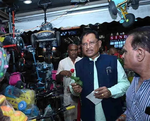 जीएसटी बचत उत्सव का जायजा लेने बाजार पहुंचे मुख्यमंत्री, जीएसटी सुधार से  आर्थिक गतिविधियों में आएगी तेजी, स्थानीय रोजगार को भी मिलेगा ...