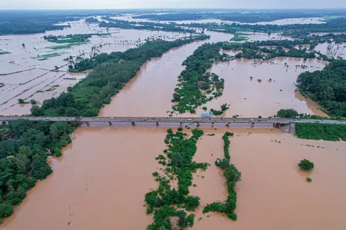 Bastar people affected from floods due to rain in Chhattisgarh see photos  ann | In Photos: लगातार हुई बारिश के बाद बाढ़ में डूबा बस्तर, तस्वीरों में  देखें तबाही का मंजर