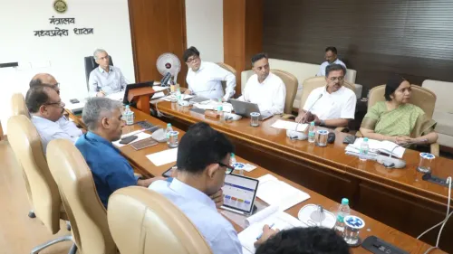 MP के मुख्य सचिव ने ली मीटिंग, कलेक्टरों को दिया सख्त निर्देश, बोले- पसंद  नहीं यह काम | Hari Bhoomi