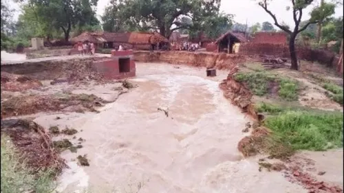 See photo: A flood of mountainous drains in Balrampur sparks massive  catastrophe traffic blockade many villages under water देखें फोटो :  बलरामपुर में पहाड़ी नालों की बाढ़ ने मचाई भारी तबाही, आवागमन