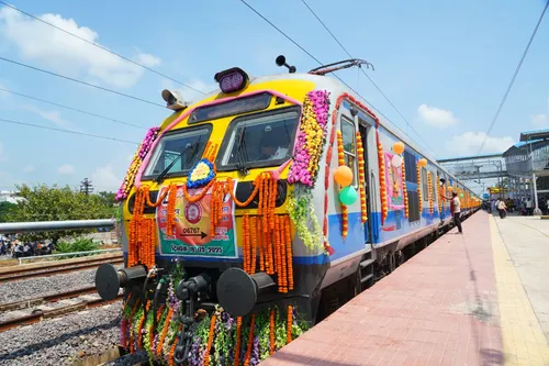 राजिम- रायपुर - राजिम मेमू ट्रेन को हरी झंडी दिखाई सीएम साय ने
