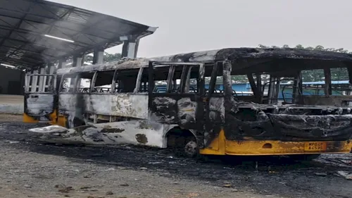 VIT कॉलेज में खराब खाने पर बवाल, छात्रों ने बस-कारें फूंकीं, कैंपस में जमकर  तोड़फोड़- Hum Samvet