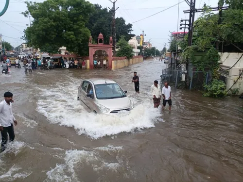 Heavy rain worsened the situation in Bundi Rajasthan | बूंदी में तेज बरसात  से हालात बिगडे़: कॉलोनियों में भरा पानी, सड़कें बनी दरिया; घरों से पानी  निकालने में जुटे ...