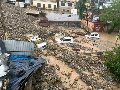 Jammu Kashmir Cloudburst Landslide Tragedy; Omar Abdullah | Ramban Victims  | जम्मू-कश्मीर के रामबन में CM उमर की गाड़ी रोकी: महिलाएं हाथ जोड़कर रोने  लगीं, कहा- बाढ़ और लैंड ...