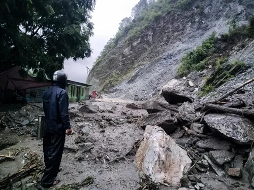 उत्तराखंड: चमोली में शुक्रवार को कई जगह लैंडस्लाइड हुआ। बद्रीनाथ नेशनल हाईवे भी बंद हो गया है।