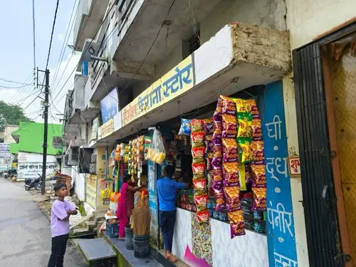 मकान मालिक हेमंत देवांगन घर में ही किराने की दुकान चलाता है।
