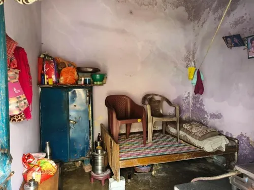नक्सल दंपती का कमरा भीतर से ऐसे ही दिखता है, दीवारों में सीपेज है और मकान पुराना हो गया है। (फोटो-पड़ोस का कमरा)