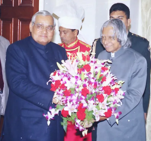 File:The Prime Minister Shri Atal Bihar Vajpayee meets the President Dr.  A.P.J Abdul Kalam to greet him on ' Happy New Year' in New Delhi on January  01, 2004.jpg - Wikimedia Commons