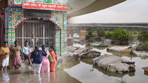 Flood in North India: कूल्लू से लेकर दिल्ली, मथुरा से लेकर वाराणसी तक उफन  रही हैं नदियां, अभी टला नहीं बाढ़ का खतरा | Yamuna and ganga river danger  mark Uttar Pradesh