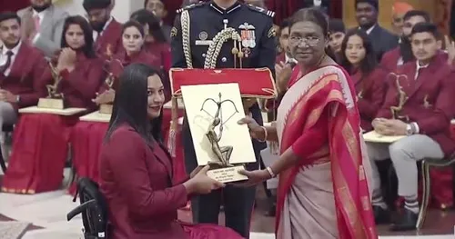 दोनों पैर खराब, व्हील चेयर से पहुंचकर प्राची ने लिया 'अर्जुन अवार्ड',  तालियों की गड़गड़ाहट से गूंजा राष्ट्रपति भवन | Patrika News | हिन्दी न्यूज