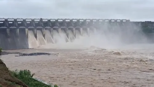 एमपी में बाढ़ के हालात, खतरे के निशान से ऊपर आई नर्मदा, रेलवे ट्रैक भी डूबा  | Patrika News | हिन्दी न्यूज