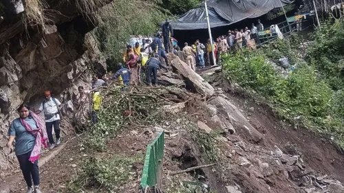 लैंडस्लाइड से माता वैष्णो देवी यात्रा मार्ग पर 30 की मौत, कई श्रद्धालु  घायल, अब यात्रा स्थगित