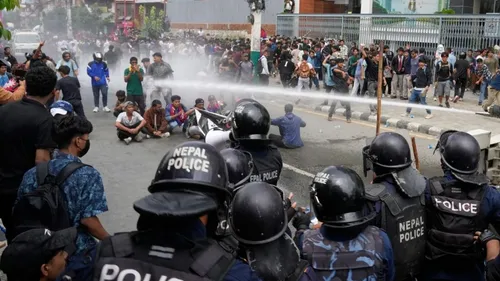 Nepal Gen-Z Protest: नेपाल में हिंसक हुआ आंदोलन, 10 मंत्रियों का इस्तीफा,  दुबई भागने की फिराक में पीएम ओली!