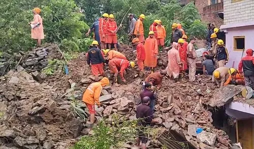 कुल्लू में फिर लैंडस्लाइड, 2 घर जमींदोज, एक की मौत -तीन रेस्क्यू, कई लोग  फंसे