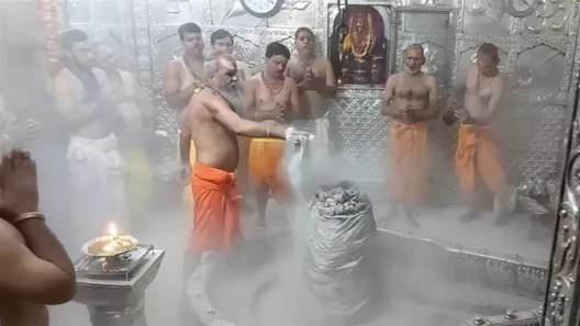 नए साल में भक्तों को चलायमान होंगे महाकाल भस्म आरती के दर्शन, ऑनलाइन बुकिंग  ब्लॉक - In new year devotees will be able to see Bhasma Aarti on move  online booking is