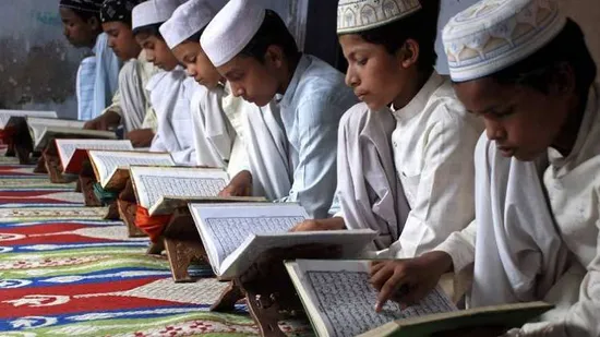 बंगाल में 614 मदरसे और साढ़े 4 लाख विद्यार्थी : कभी मॉडल थे, आज दहशतगर्दी  की तोहमत - bengal madrasa role model mha terror alert mamata banerjee  muslim community - AajTak
