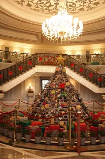 Raffles Christmas Decor 2 resize
