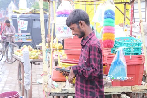 Sanju Jatav has lost Rs 1290 in online fraud, this is a huge amount for him. Photograph: (Abdul Wasim Ansari)