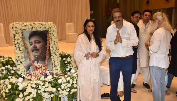 Rupali Ganguly (Monisha), sr journalist Chaitanya Padukone at late Satish Shah's prayer meet