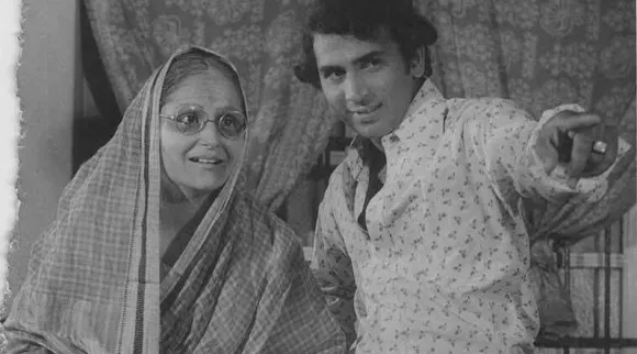 Madhumati as elderly character with co-star cricket legend Sunil Gavaskar in 'Saavli Premachi'