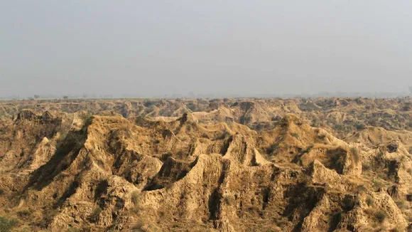 बीहड़ सफारी : चंबल के डाकुओं से रियल लाइफ किस्से सुनने का पर्यटकों को मिल  रहा मौका | चंबल में डाकुओं से रियल लाइफ किस्से सुनने का मिल रहा ...