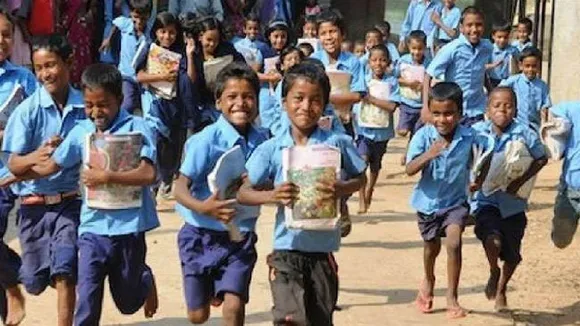 UP में किताबों के बिना पढ़ रहे सरकारी स्कूलों के बच्चे, गोरखपुर सहित 11  जिलों के BSA को मिला नोटिस - UP Government school: