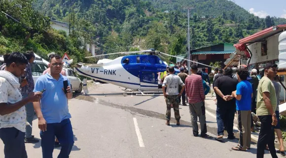 Helicopter Emergency Landing on Mid Highway During Kedarnath Yatra |  केदारनाथ जा रहे हेलीकॉप्टर की बीच हाईवे पर हुई इमरजेंसी लैंडिंग, 7 लोग थे  सवार, एक वाहन क्षतिग्रस्त