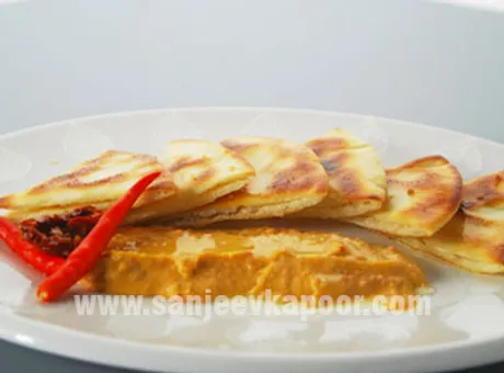 पिटा चिप्स विद टोमाटो चिल्ली हुम्मुस