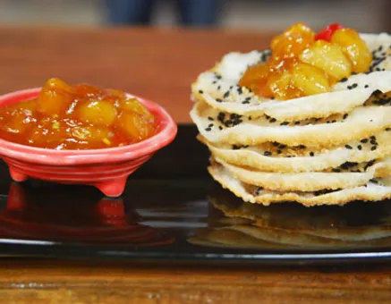 वॉनटॉन क्रिस्प्स विद सीडलेस फ्रुट चटनी