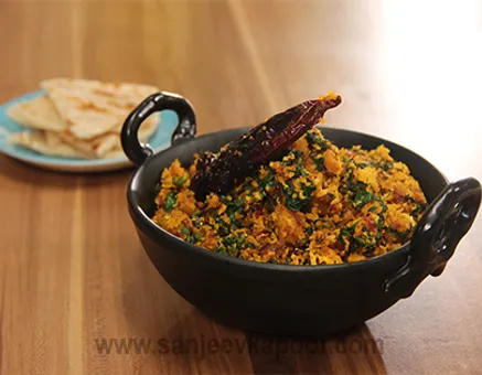 रेड पम्पकिन और पालक सब्ज़ी 