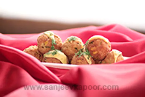 चीज़ी कॉर्न बॉल्स