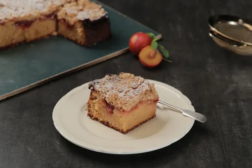 Eggless Plum Crumble Cake