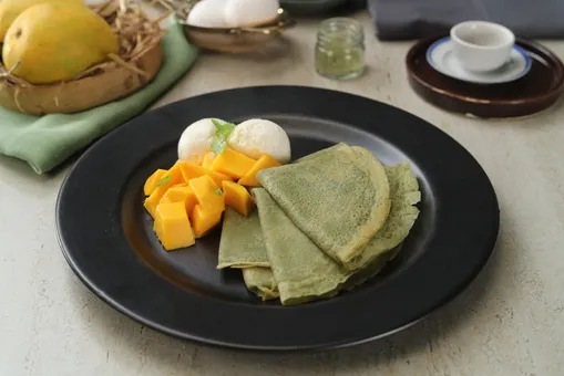 Matcha Crepes With Mangoes