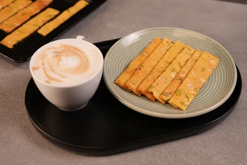 Pistachio Saffron Crackers